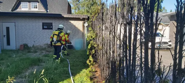 Löscheinsatz an der in Brand geratenen Hecke | Foto: Feuerwehr Over-Bullenhausen