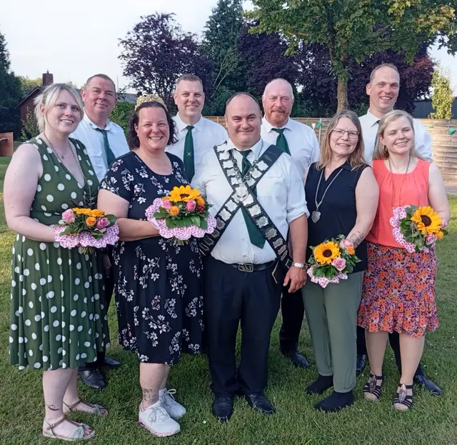 as neue Königshaus: Karina und Michael Tollmien (v. li.), Birgit Matthies, Patrick Wegener, Tobias Matthies, Axel und Maria Tödter, Dirk und Sina Rohrer  | Foto: Schützenverein Königsmoor