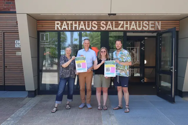 Samtgemeinde-Bürgermeister Jens Köster (2. v. li.) freut sich mit (v. li.) Britta Keller (Jugendforum Brückenschlag) sowie Lea Tewes und Andreas Brammer vom Jugendzentrum Salzhausen über das vielseitige Ferienprogramm | Foto: Sina Wolperding