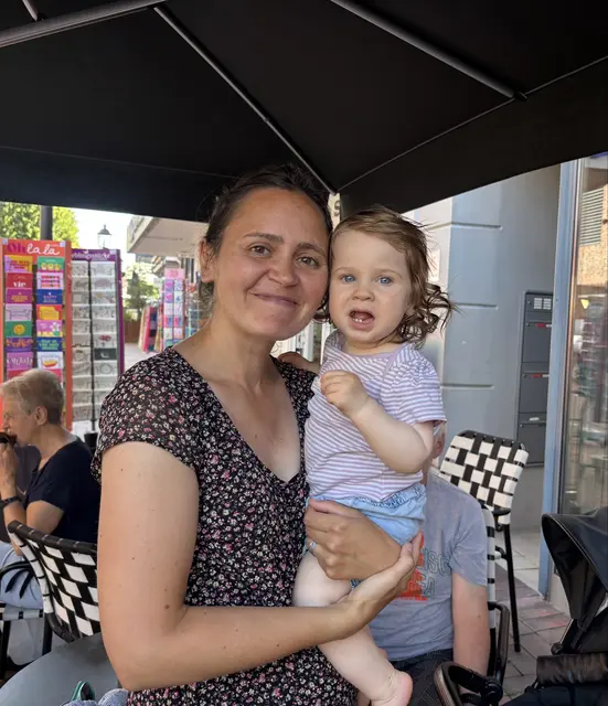 Bleiben lieber im Schatten: Catherine Ramounet (39) und ihre Tochter Leïla (11 Monate) | Foto: sts