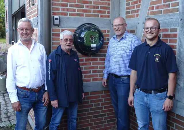Swen Bargmann (Volksbank - v. li.), Peter Heins (DRK-Harburg), Wolfgang Witte (Förderverein) und Markus Miesner von der Feuerwehr mit dem neuen Defibrillator | Foto:  Freiwillige Feuerwehr Samtgemeinde Hanstedt