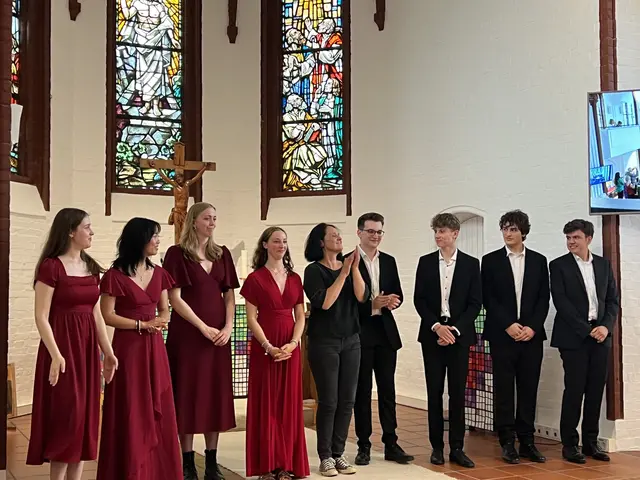 Das Vokalensemble Mehrstimmig begeisterte in der Kirche St. Michael in Stelle mit einem abwechslungsreichen Konzert. Acht junge Sänger verbanden Chormusik mit szenischer Darstellung und erhielten lang anhaltenden Applaus. | Foto: Dr. Eduard Fetter