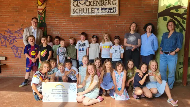 Die Klasse 2c der Hollenstedter Glockenbergschule übergab die tolle Spende an das Kinderhospiz Sternenbrücke. V. li.: Samtgemeinde-Bürgermeister Philip Werk, Julia Schumache (Sternenbrücke) Schulleiterin Claudia Meyer und Klassenlehrerin Julia Köhler | Foto: sh