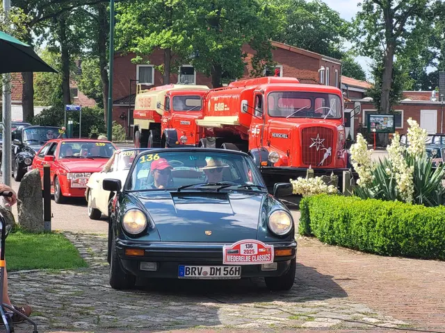 An den Zuschauerpunkten und Kontrollstellen gibt es zahlreiche, liebevoll gepflegte Oldtimer zu bestaunen