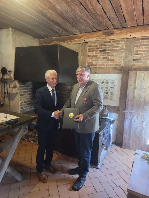 Landrat Rainer Rempe (li.) überreicht Gerhard Schierhorn das Bundesverdienstkreuz und die dazugehörige Urkunde | Foto: Schierhorn
