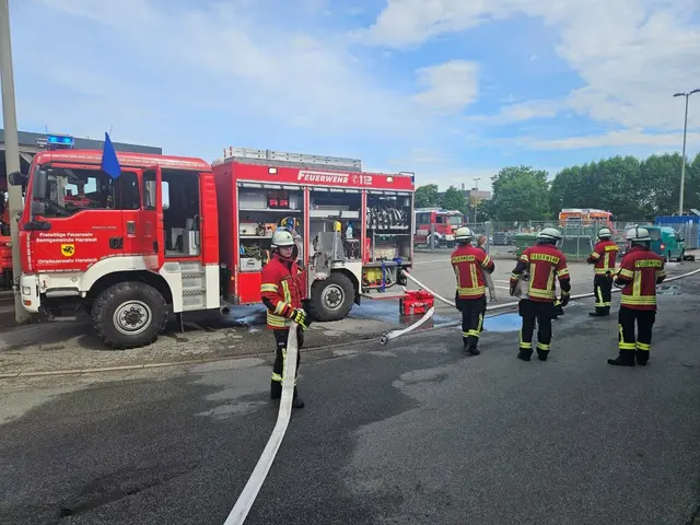 Die Fachzüge Technische Hilfeleistung 1 (TH1),  Brandbekämpfung 1 (B1) sowie Führung &amp; Kommunikation, trainierten das Zusammenwirken bei einer komplexen Einsatzlage

  | Foto: Kreisfeuerwehr Harburg