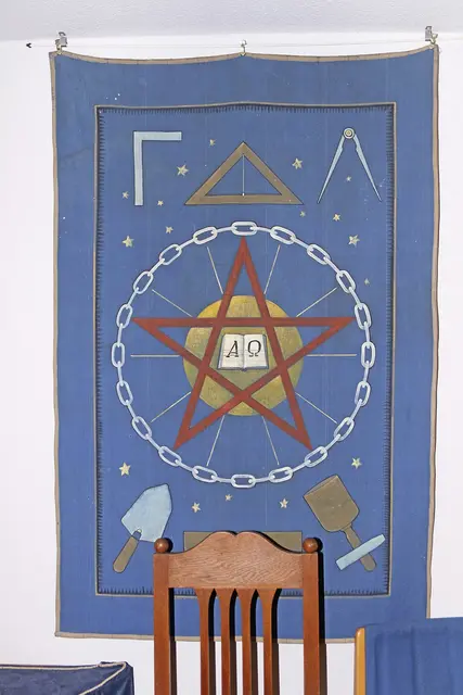 Dieser Wandteppich hängt im "Tempel" der Stader Freimaurerloge. Auf ihm sind die typischen Freimaurer-Symbole dargestellt - wie z.B. Winkel, Dreieck und Zirkel | Foto: jd