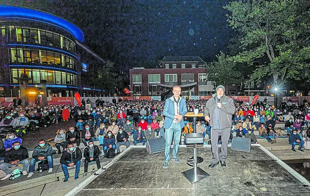 Onne Hennecke (li., Empore-Geschäftsführer) mit Comedian  Torsten Sträter auf der Open-Air-Bühne | Foto: Foto Kettwig / Buchholz