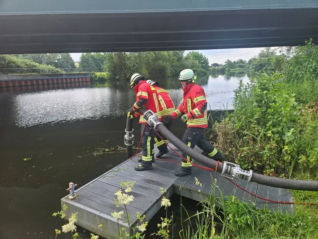 Die Wasserversorgung wurde mit zwei tragbaren Feuerlöschpumpen über den Schleusengraben sichergestellt | Foto: Kreisfeuerwehr Harburg
