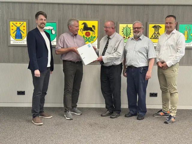 Friedemann Blaffert (v.li.), Matthias Grabe, Carsten Peters, Jörn Klein und Constantin Hoya bei der Übergabe des Ordners mit 96 Mandatsbewerbungen | Foto: Anke Grabe
