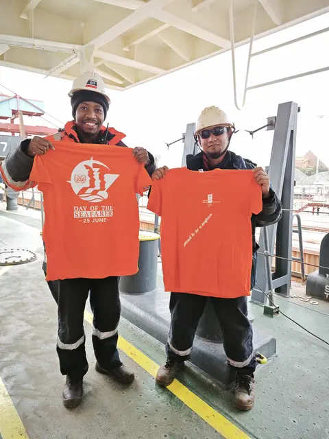 Zum Tag der Seeleute bekommen die Schiffsbesatzungen orange T-Shirts überreicht | Foto: Seemannsmission