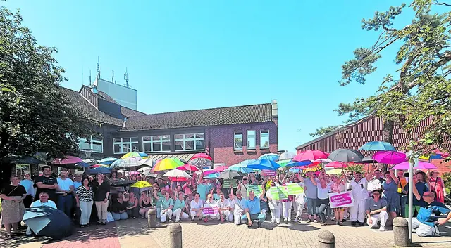 Wie hier am Krankenhaus Buchholz spannten an verschiedenen Klinik-Standorten Mitarbeiter "Schutzschirme" gegen die Sparpläne der Bundespolitik | Foto: Karin Wagner/ver.di