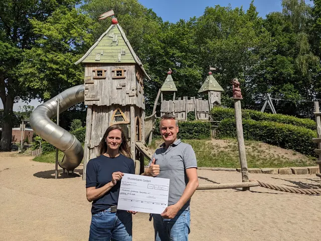 Vanessa Veh (UWG Jes!) übergibt den Spendenscheck an Frank Borgstedt (Förderverein) | Foto: UWG Jes