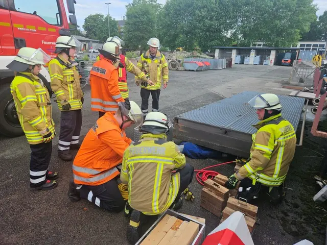 Auf dem Gelände des Bauhofes bot sich den Einsatzkräften eine anspruchsvolle Lage | Foto: Kreisfeuerwehr Harburg