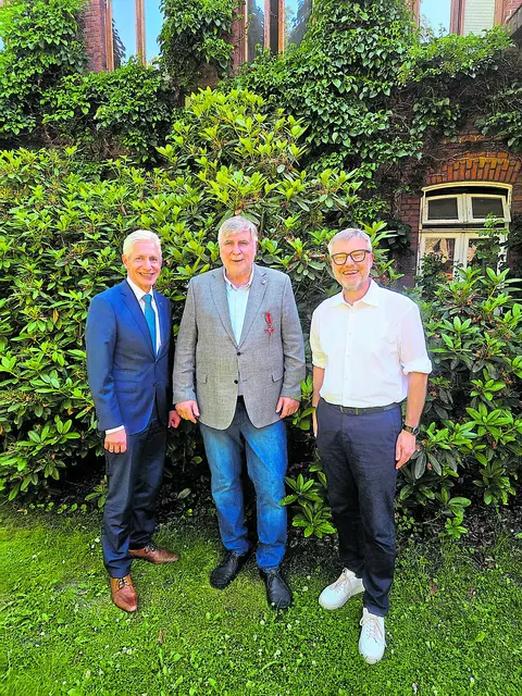 Freude über die Ehrung: Gerhard Schierhorn (Mi.), Landrat 
Rainer Rempe (li.) und Hanstedts Samtgemeinde-Bürgermeister Olaf Muus | Foto: Schierhorn