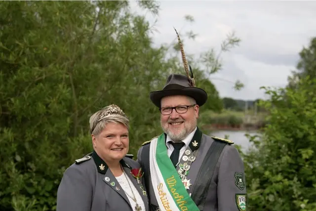 Der scheidende Wischhafener Schützenkönig Sascha Tietje mit seiner Frau Hanne, die zusammen viele Feste feiern durften, wenn die Großeltern auf die Kinder aufgepasst haben | Foto: Schützenverein