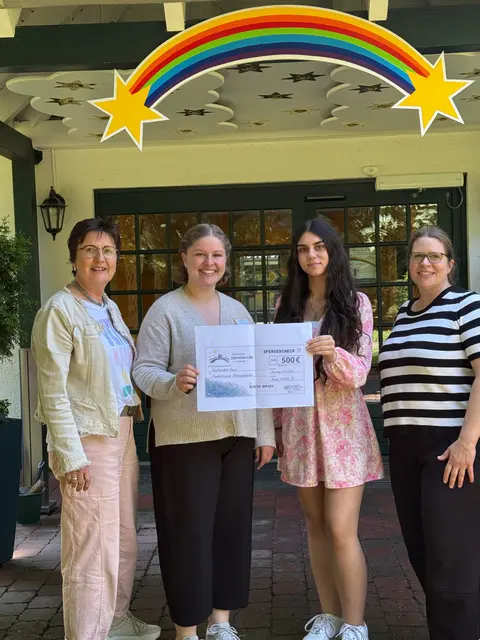 Spendenübergabe in Hamburg (v. li.): Annekatrin Elmers (Lehrkraft BBS III Stade), Schwester Nadine (Kinderhospiz), Noellie Sabot (Schülerin BBS III Stade) Silke Ravok Pfeiffer (Lehrkraft BBS III Stade | Foto: BBS III