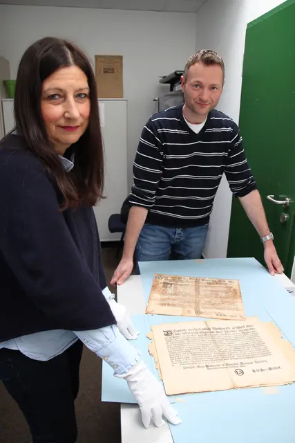 Katrin Lembke-Schlaaff und Kreisarchivar Arndt-Hinrich Ernst präsentieren historische Dokumente aus den Beständen des
Kreisarchivs. Beide verbindet die Leidenschaft für die Erforschung regionaler Geschichte. | Foto: Landkreis Harburg