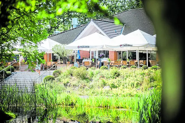 Auf der Terrasse des Golf Clubs und des Restaurants Greens lassen sich die Umgebung und die Gastronomie genießen | Foto: Fischkopp Films GmbH