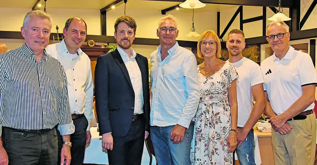 Matthias Grabe (v. li), Jan Woyczechowski, Friedemann Blaffert (CDU-Rosengarten) mit den Gastgebenden Henry Bielefeldt, Felicitas Richter, Fabian Severloh und Hagen Preuss (Vorstand Gewerbeverein Rosengarten) | Foto: Henry Bielefeldt