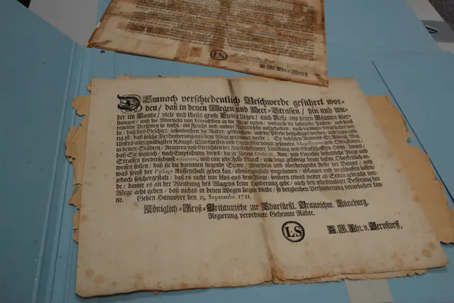 Dieses Schriftstück aus dem Jahr 1721 ist eins der ältesten Dokumente im Bestand des Kreisarchivs: Es zeigt, bereits damals wurde über den Zustand der Straßen im Landkreis debattiert. | Foto: Landkreis Harburg