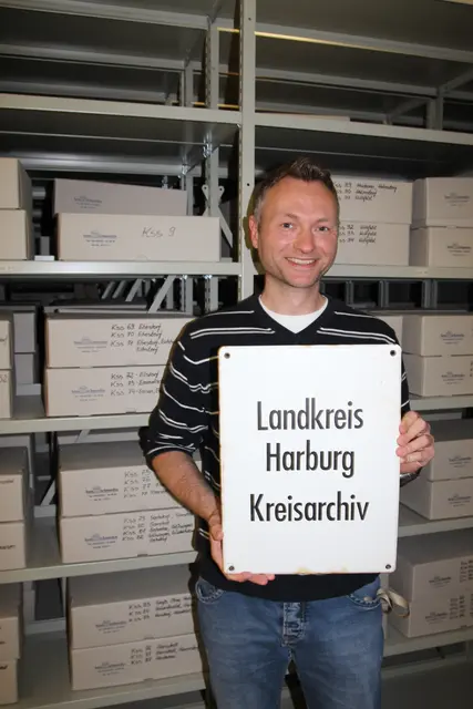 Kreisarchivar Arndt-Hinrich Ernst im Magazin des Kreisarchivs: Auf 900 Regalmetern befindet sich hier das historische Gedächtnis des Landkreises. | Foto: Landkreis Harburg