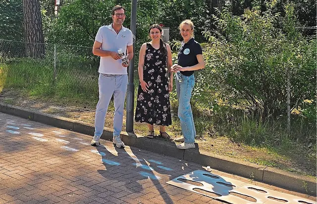 Freuen sich über die Aktion (v. li.): Bernhard Unger (Ortsbürgermeister von Holm-Seppensen), Lisa Schütte-Dobert (stellvertretende Kita-Leitung) und Gesa Mäder (Vorsitzende Förderverein "För de Lütten" | Foto: Förderverein