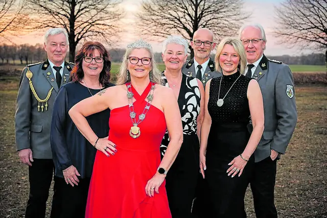 Doris Brendemühl, die noch amtierende Königin im roten Kleid, mit ihrer Königscrew (v. li.): ­Antje und Jens, Martina und Thorsten sowie Nora und Jürgen | Foto: Verein