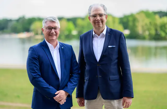 IHKLW-Präsident Andreas Kirschenmann (re.) begrüßte nach der Wahl Ingo Steinbach als neuen Vizepräsidenten der IHKLW | Foto: IHKLW