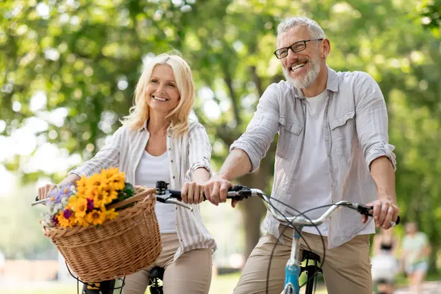 Aktiv sein, frische Luft genießen und den Kopf frei bekommen – das tut Körper und Nerven gut. Eine ausgewogene Ernährung mit wichtigen B-Vitaminen kann dafür wichtige Impulse liefern | Foto: stock.adobe.com / Prostock-studio