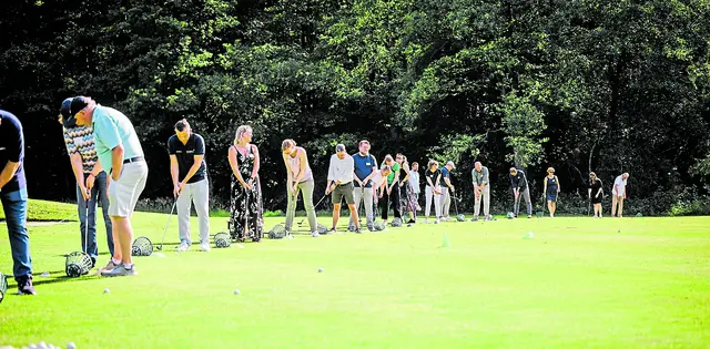 Bei der Golf-Challenge brachte Golf-Profi Scot Gilmour den Gästen einige Grundschläge des Golfsports bei | Foto: Fischkopp Films GmbH / Buchholz