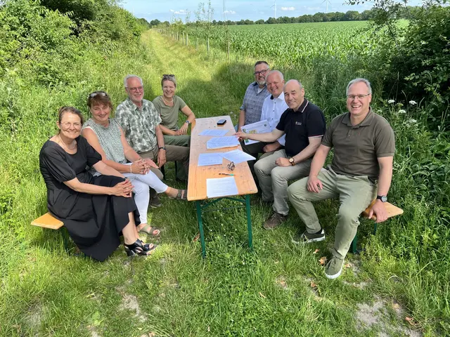 Vereinbarung unterzeichnet (v. li.): Ute Kück (Samtgemeinde Harsefeld), Sandra Lemmermann (Gemeinde Kutenholz), Axel Schuldt (Kreisjägermeister), Julia Seefried (stellv. Vorsitzende der Kreisjägerschaft),  Christian Falk (Jäger aus Apensen), Jens Hariefeld (Vorsitzender der Kreisjägerschaft), Dr. Uwe Andreas (Naturschutzamt des Landkreises Stade), und Matthias Hartlef (Samtgemeinde Fredenbeck) | Foto: Daniel Beneke / Landkreis Stade