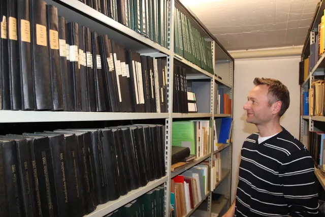 Kreisarchivar Arndt-Hinrich Ernst zwischen den Regalen des Kreisarchivs: Er betreut aktuell mehr als 13.000 Archivalien aus der Geschichte des Landkreises Harburg. | Foto: Landkreis Harburg