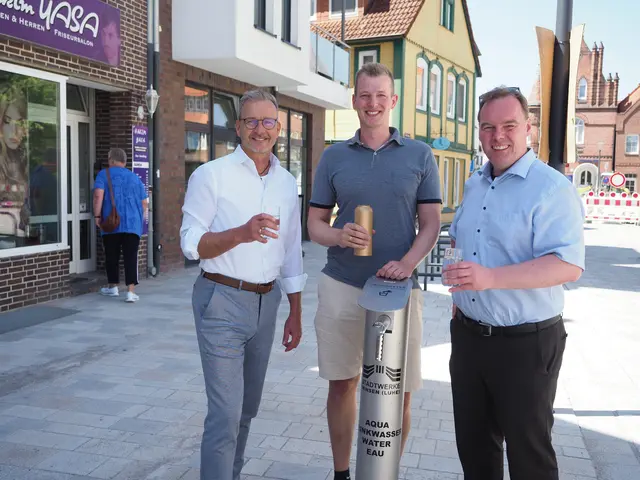 Eine Erfrischung aus dem neuen Trinkwasserspender nehmen (v. li.) Stadtwerke-Geschäftsführer Hans-Georg Preuß, Jan Itagaki von der Stadtverwaltung und Bürgermeister André Wiese | Foto: Stadt Winsen