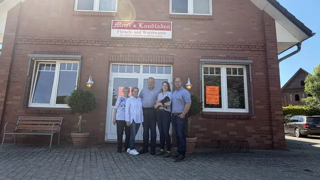 Familie Meier vor "Meier´s Landladen" | Foto: tml