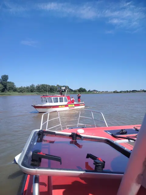 Mehrere Boote der örtlichen Feuerwehren und DLRG waren im Einsatz | Foto: Feuerwehr Drochtersen