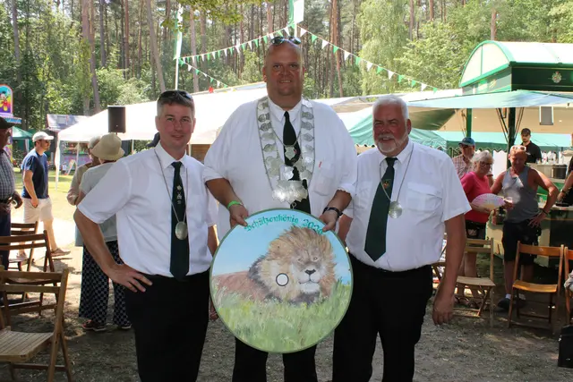 Schützenkönig Christian Vick (Mi.) mit seinen Adjutanten Alexander Lütchens (li.) und Dierk Neubauer | Foto: ce