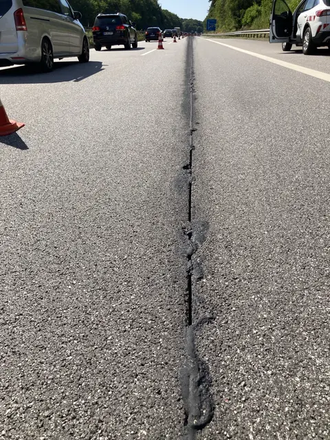 Die im Hauptfahrstreifen der A7 befindliche Naht hat sich durch die hohen Temperaturen gelöst und wurde durch den darüber laufenden Verkehr aus der Fuge gezogen | Foto: Autobahn GmbH Nord