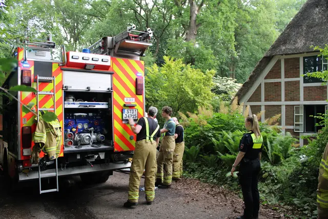 Das reetgedeckte Wohnhaus wurde gerettet | Foto: Feuerwehr Stade