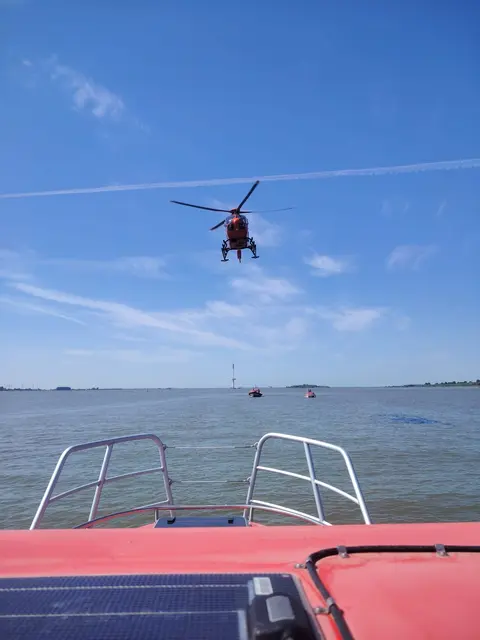 Der alarmierte Rettungshubschrauber Christoph 29 suchte mit den Booten der Feuerwehr und DLRG sowie einer Drohne gemeinsam nach dem Kitesurfer | Foto: Feuerwehr Drochtersen