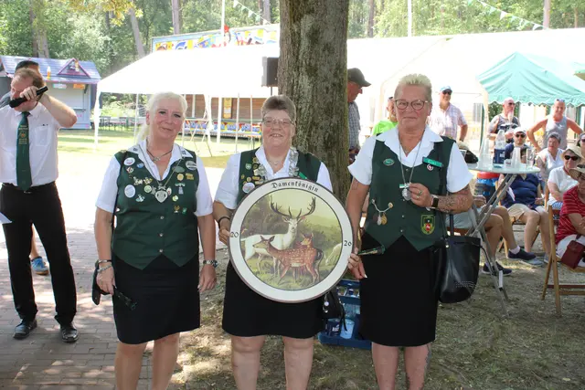Damenkönig Gaby Dettmering (Mi.) mit ihren Adjutantinnen Steffi Markwort (li.) und Melli Bohlken | Foto: ce