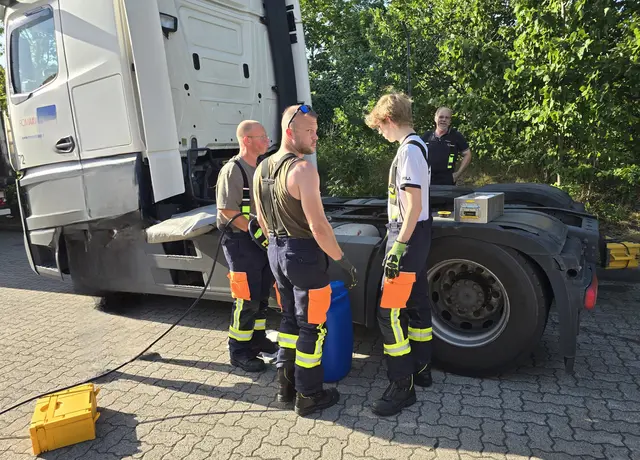 Feuerwehrleute an der Sattelzugmaschine mit dem beschädigten Dieseltank | Foto: Matthias Köhlbrandt