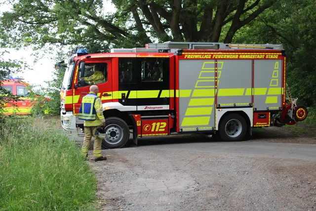 Wasserführende Fahrzeuge wurden vor Ort eingesetzt | Foto: Feuerwehr Stade