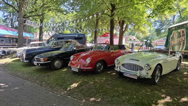 Die Oldtimer-Ausstellung während des Schützenfestes war ein echter Blickfang | Foto: Martin Scharf