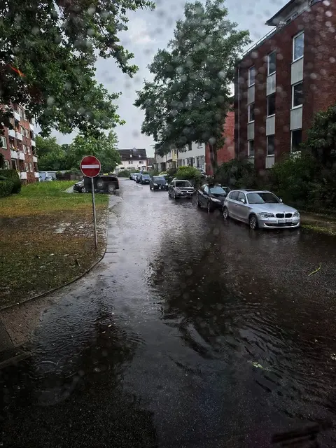 Die überflutete Straße in den Wettern im Winsener Hanseviertel  | Foto: mt