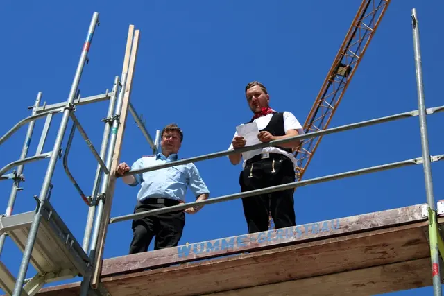 Ortsbrandmeister Martin Porth (li.) und der Zimmermann, der den Richtspruch hält | Foto: gi