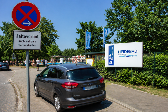 So geht es nicht: am Wochenende haben Badegäste die Straßen am Buxtehuder Heidepark zugeparkt (Symbolbild) | Foto: KI-generiert