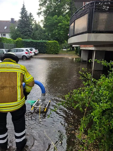Die Feuerwehr Winsen pumpte die vollgelaufene Tiefgarage aus
 | Foto: mt