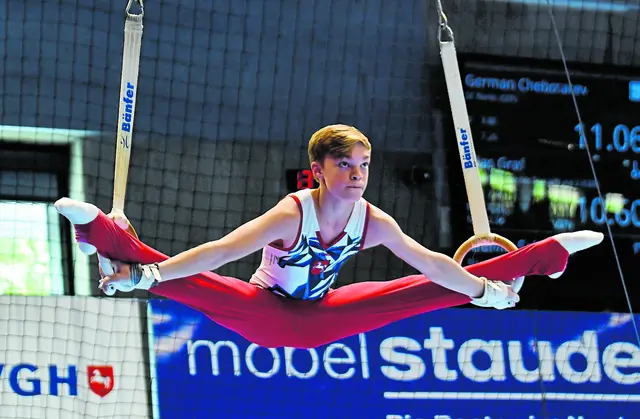 08-Youngster Jan Felix Hermann (13), hier beim „Hirschkäfer“ an den Ringen, gewann bei extremer Hitzelage der Jugend-DM die Bronzemedaille  | Foto: Jörg Niebuhr