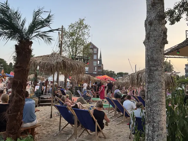 Am Abend füllte sich der aufgeschüttete Strand schnell | Foto: pau